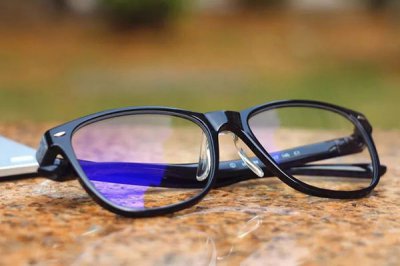 购买的防蓝光眼镜视物为什么有色差？